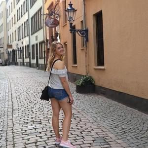 Meet your Posher, Caitlin